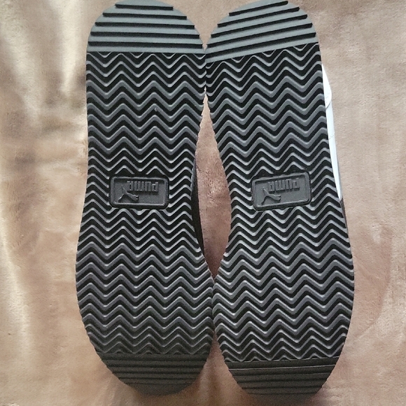 Puma Classic White and Black Trainers - Picture 3 of 4